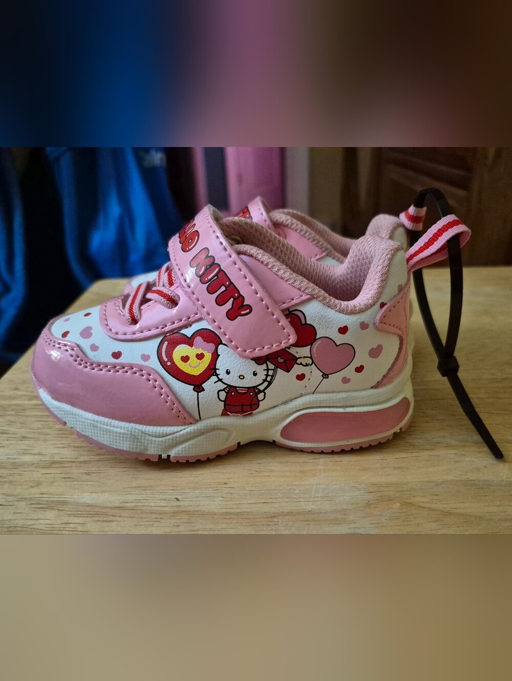 Hello Kitty Little Girls Light Up Sneakers Size 6